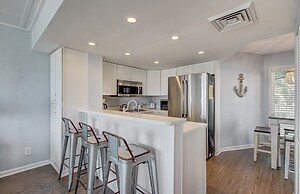 103 B Port O Call by Avantstay Direct Beach Access Screened In Porch!