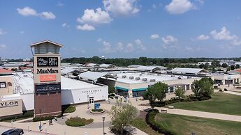 HomeTowne Studios by Red Roof & Conference Center Chicago – N Aurora/