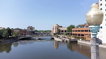 HomeTowne Studios by Red Roof & Conference Center Chicago – N Aurora/