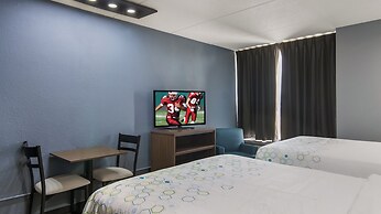 HomeTowne Studios by Red Roof & Conference Center Chicago – N Aurora/