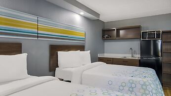 HomeTowne Studios by Red Roof & Conference Center Chicago – N Aurora/