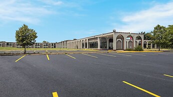 HomeTowne Studios by Red Roof & Conference Center Chicago – N Aurora/