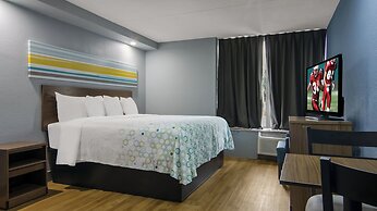 HomeTowne Studios by Red Roof & Conference Center Chicago – N Aurora/