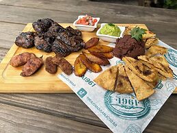 1961 Los Naranjos Hostal