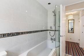 Merlins Gardens - Tenby Cottage