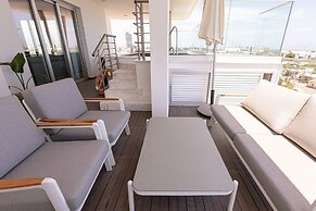 YAMAS Urban Living Sunny Pool Penthouse