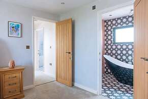 Lush & Spacious 3BD House - East Brighton