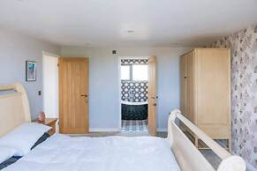 Lush & Spacious 3BD House - East Brighton