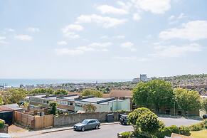 Lush & Spacious 3BD House - East Brighton