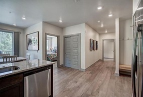 Clearwater Lofts - 3 Bedroom Luxury Condo Near Lakeside Village