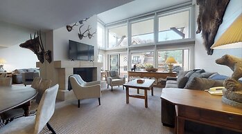 Lionshead Village 3 Bedroom Boutique Resort Condo - Walk to Gondola!
