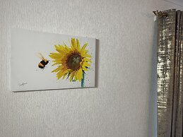 Blaydonburn - Sleeps 6 - Parking - Garden - Hottub