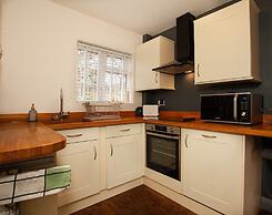 Hide Away House With Hot Tub and Driveway