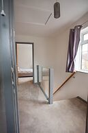 Hide Away House With Hot Tub and Driveway