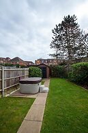 Hide Away House With Hot Tub and Driveway