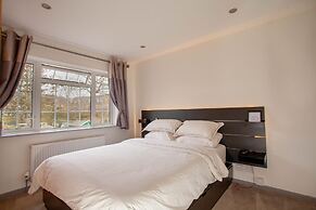 Hide Away House With Hot Tub and Driveway