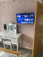 Hide Away House With Hot Tub and Driveway