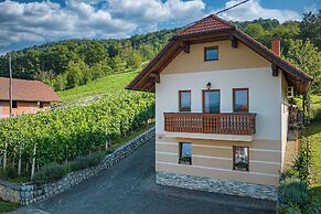 Vineyard Cottage Pyramid