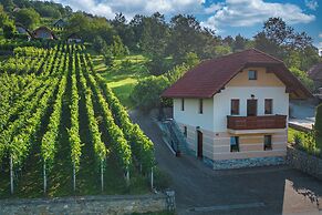 Vineyard Cottage Pyramid