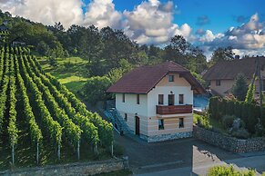 Vineyard Cottage Pyramid
