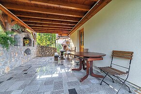 Vineyard Cottage Pyramid