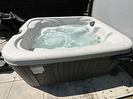 Luxury Glamping Pod With Hot Tub, Fees Apply