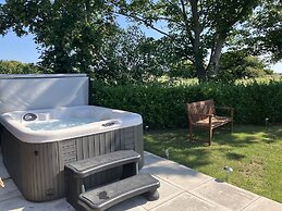 Luxury Glamping Pod With Hot Tub, Fees Apply