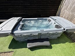 Luxury Glamping Pod With Hot Tub, fee Applies