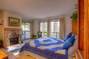 Ski Lake Lodge 3 Bedroom Home by RedAwning