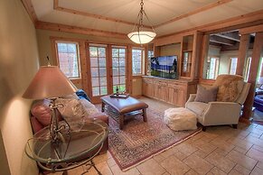 Third Creek Comfort 2 Bedroom Townhouse by RedAwning
