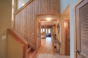 Third Creek Comfort 2 Bedroom Townhouse by RedAwning
