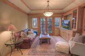 Third Creek Comfort 2 Bedroom Townhouse by RedAwning