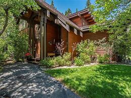 Third Creek Comfort 2 Bedroom Townhouse by RedAwning