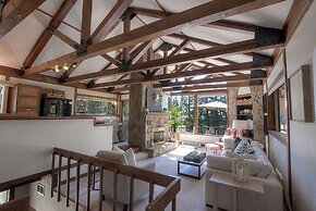 Inclining View 3 Bedroom Home by RedAwning