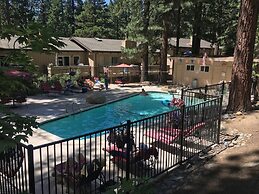 Cozy Bear Lodge 3 Bedroom Home by RedAwning