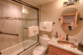 Cozy Bear Lodge 3 Bedroom Home by RedAwning