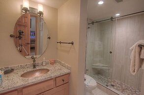 Cozy Bear Lodge 3 Bedroom Home by RedAwning