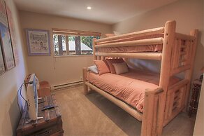 Cozy Bear Lodge 3 Bedroom Home by RedAwning