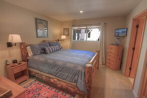 Cozy Bear Lodge 3 Bedroom Home by RedAwning