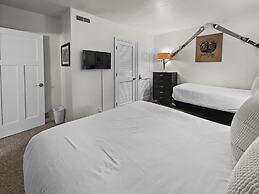 129 Park Station Escape! Cozy Condo With Pool & Hot Tub! Walking Dista