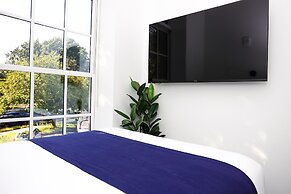 Maverick Suites at 28 Fenway