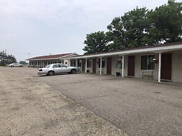 Edge Of The Woods Motel