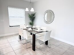 Balmoral Resort-179mm 4 Bedroom Home by RedAwning