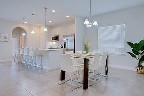 Balmoral Resort-198kb 4 Bedroom Home by RedAwning