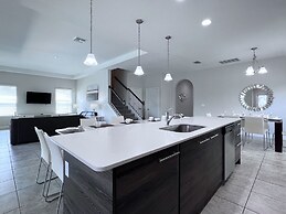 Balmoral Resort-140aa 5 Bedroom Home by RedAwning