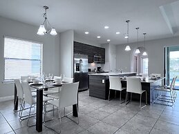 Balmoral Resort-140aa 5 Bedroom Home by RedAwning