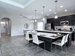 Balmoral Resort-140aa 5 Bedroom Home by RedAwning