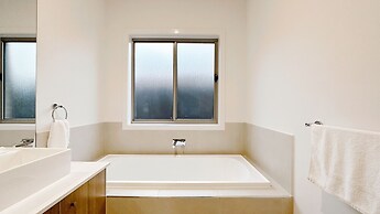 Tarneit Holiday Home