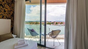 Welcomely - Superior Room - Louis Armstrong