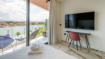 Welcomely - Superior Room - Louis Armstrong